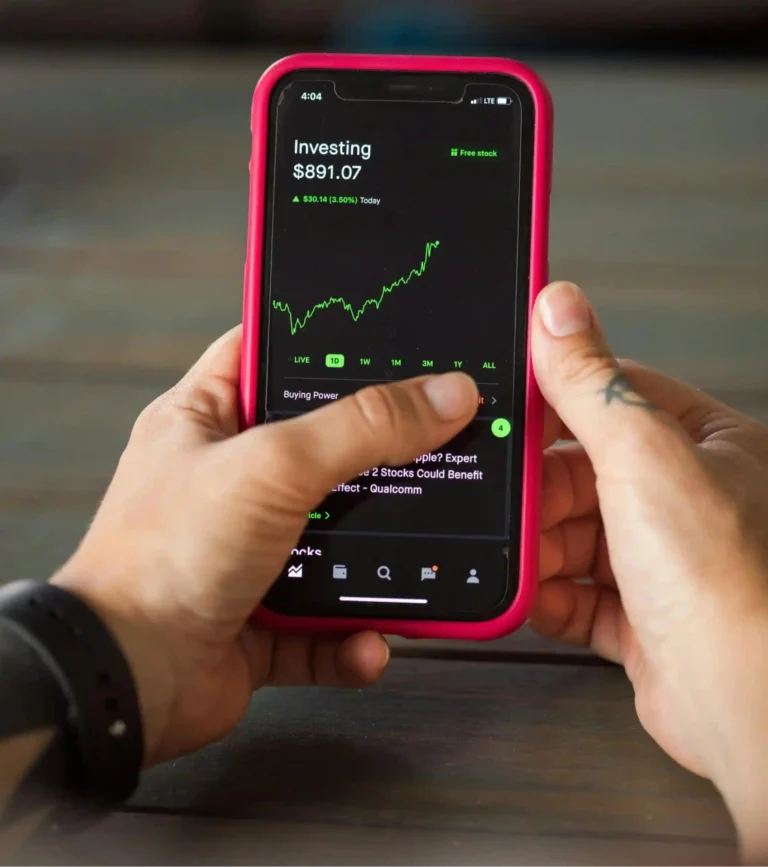 aplicacion movil de un neobanco mostrando cuentas remuneradas y graficos de fondos indexados