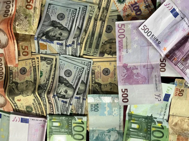 un gran montón de billetes mostrando un record historico de deuda mundial e inflacion