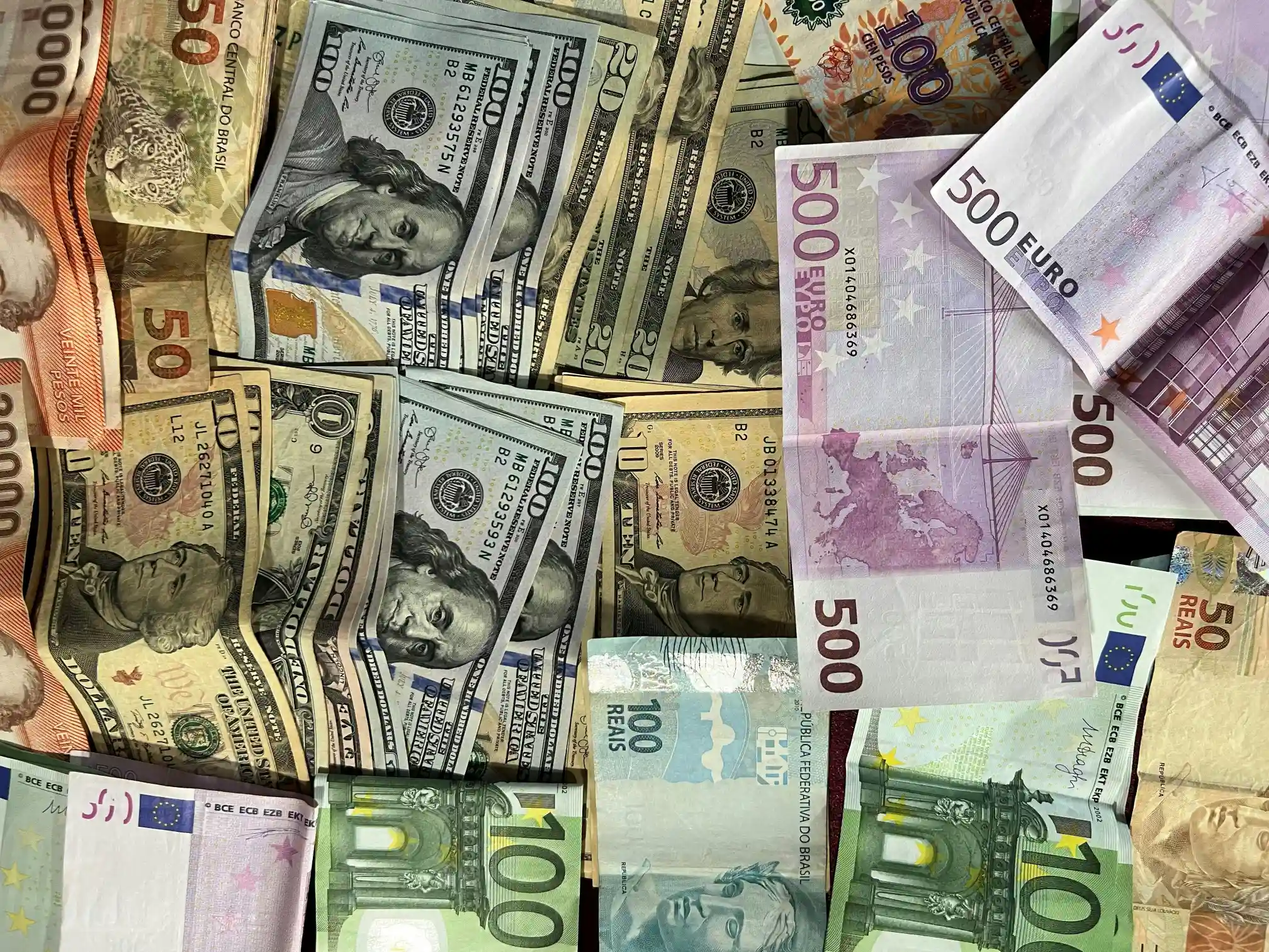 grafico financiero rojo mostrando un record historico de deuda mundial e inflacion
