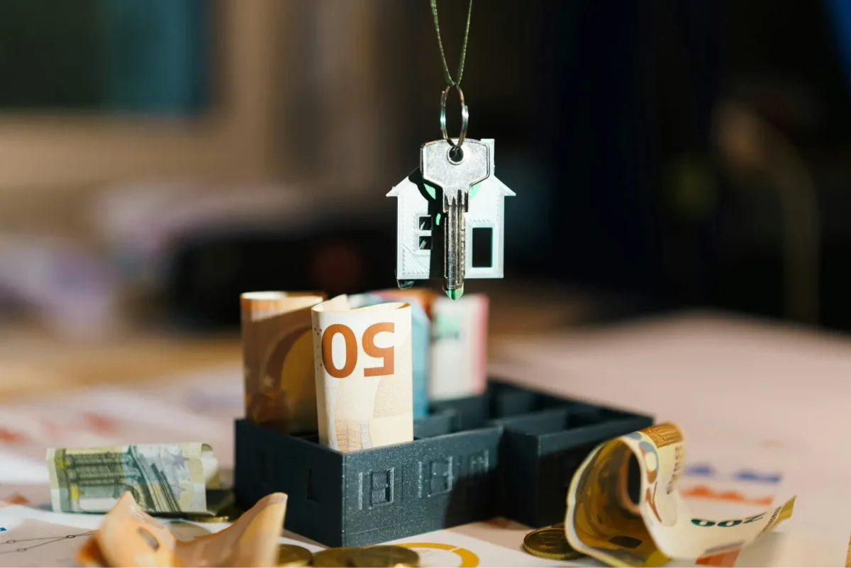 llaves de una casa sobre billetes de euro hipoteca a tipo fijo inflacion
